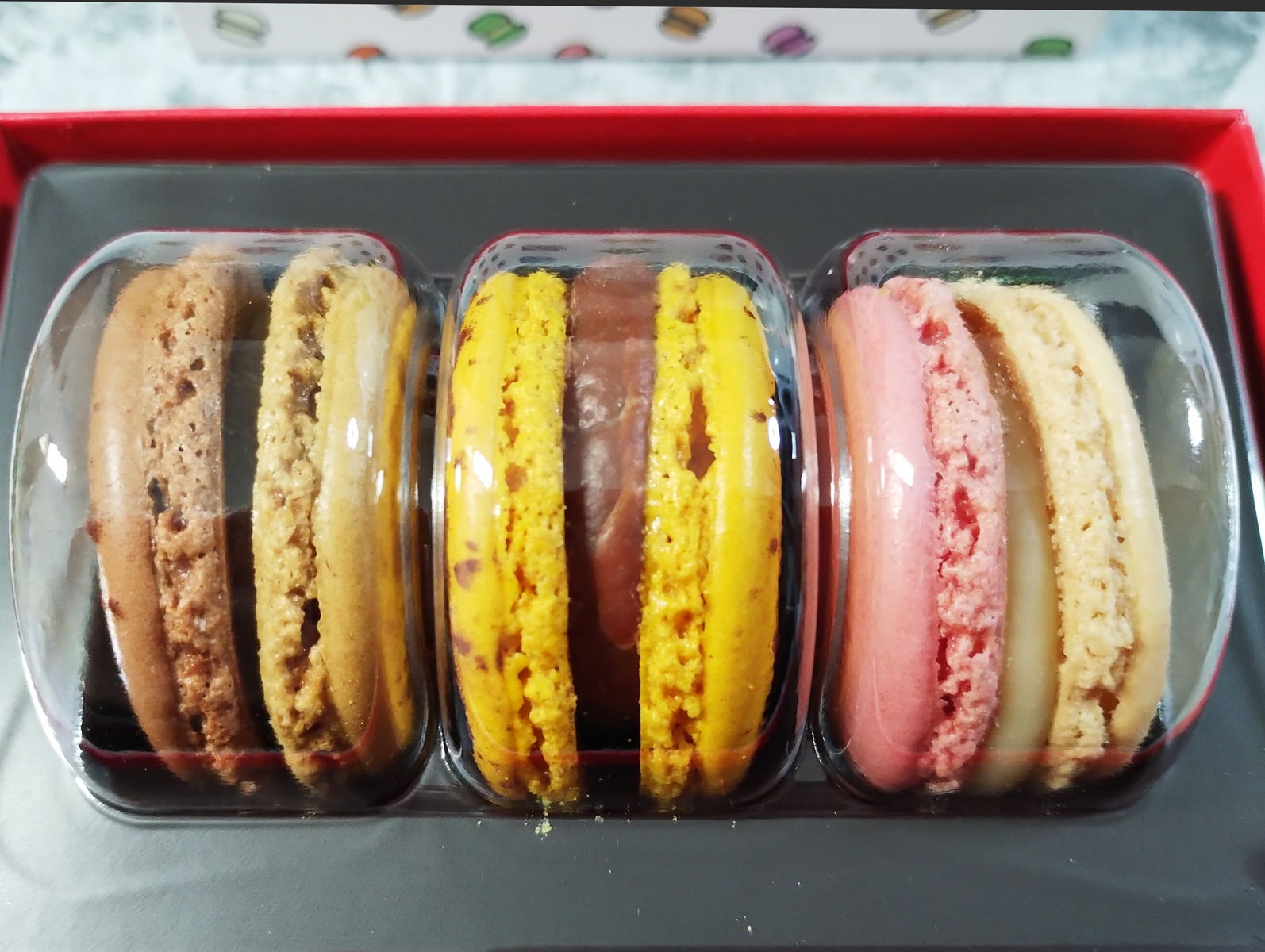 お取り寄せピエールエルメのマカロン3個入りはさすがの味と食感 