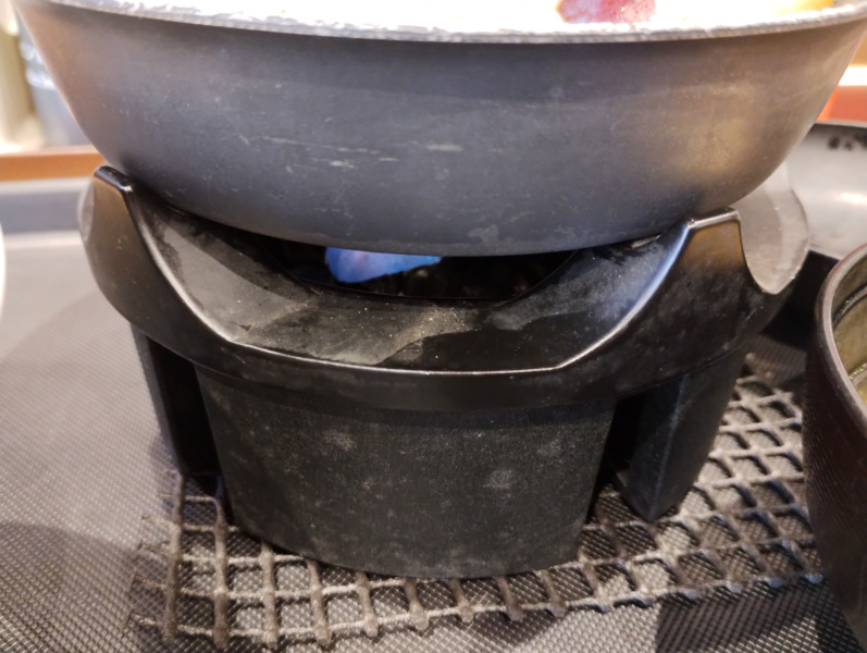 固形燃料で加熱される鍋